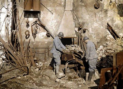 Due soldati francesi che lavorano in una forgia distrutta dalle granate, Reims, Francia, 1917 da Fernand Cuville